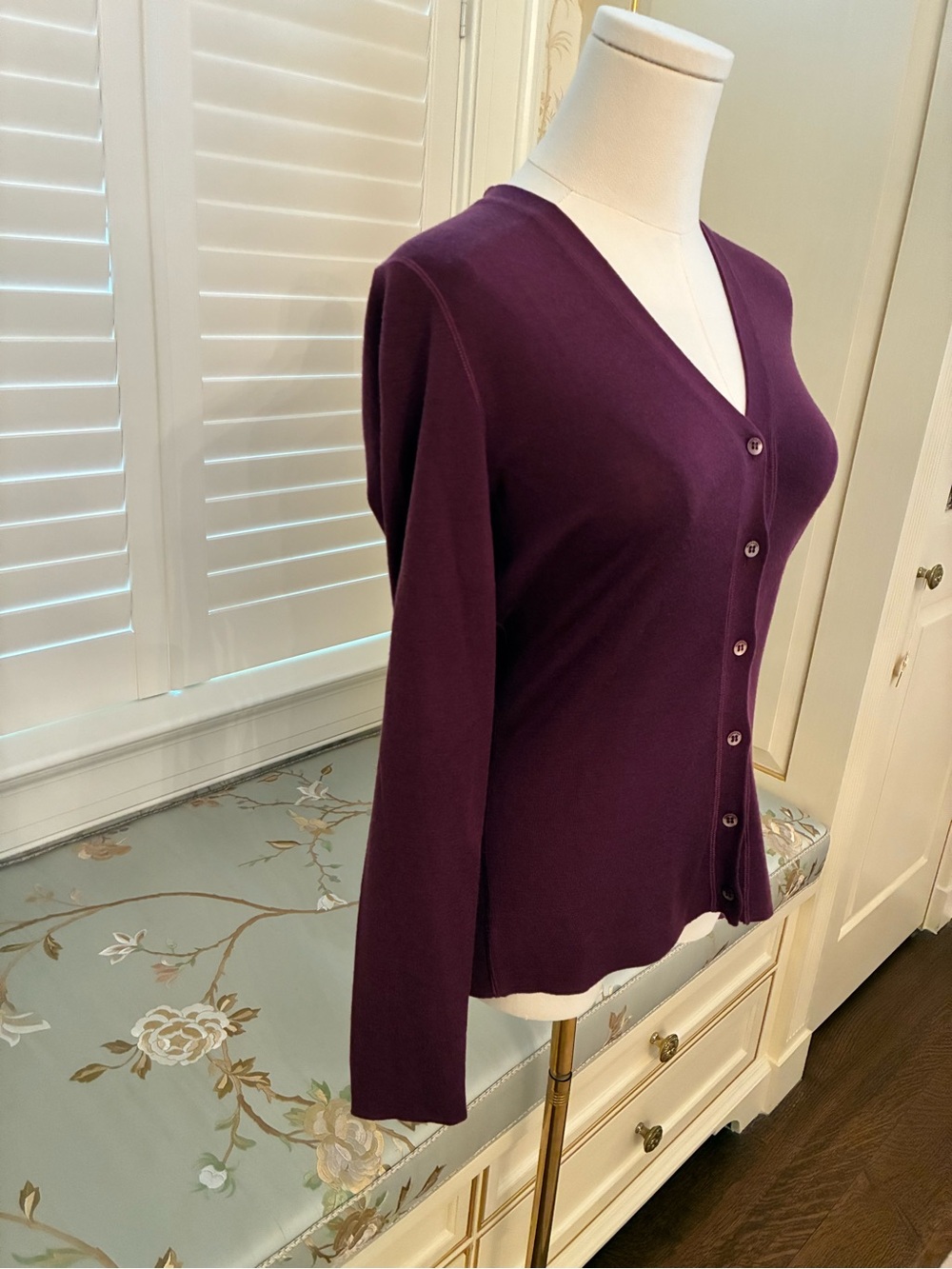 NWOT Manrico 100% Cashmere Women's V-Neck Button Cardigan Sweater in Deep Plum - Picture 3 of 4
